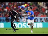 Hombre con bandera LGBTIQ+ invadió cancha en partido del Mundial | Pulzo