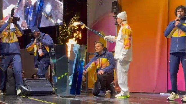 Il video della fiamma olimpica a Rimini: il viaggio delle Olimpiadi invernali Milano-Cortina arriva in Emilia-Romagna
