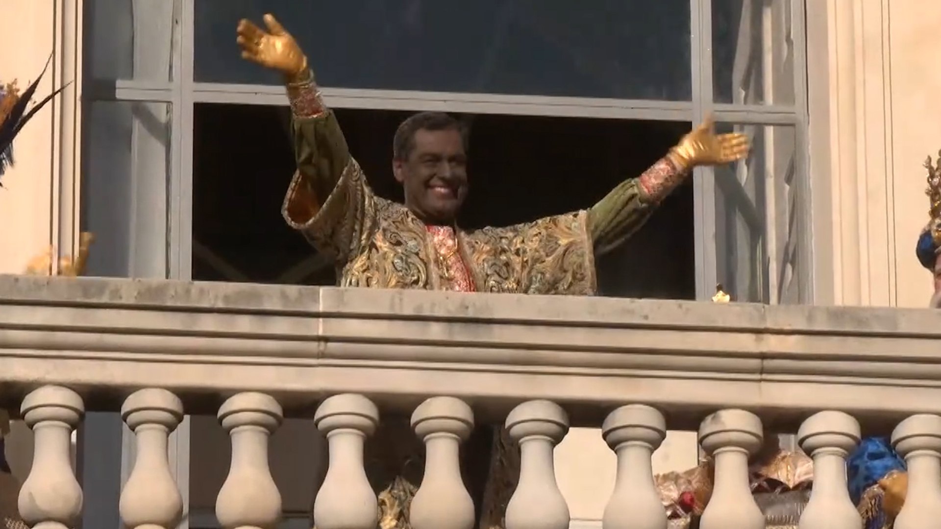 Juanma Moreno se pinta la cara para encarnar a Baltasar en la cabalgata de Reyes Magos en Sevilla