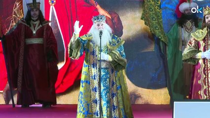 Los Reyes Magos combaten el intenso frío junto a personajes literarios en la Cabalgata de Madrid