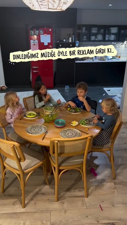 Radyoda çalan müziğe siren sesli reklam girince hemen saygı duruşuna geçen minik geleceklerimiz 👏🏻
