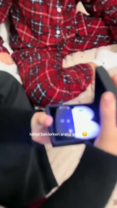 Çok istediği kolyeyi hediye olarak beklerken araba hediye edilen kızın mutluluğu