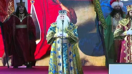 Los Reyes Magos combaten el frío junto a personajes literarios en su cabalgata de Madrid