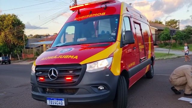 De patinete, homem sofre acidente no Santa Felicidade; Socorristas e médico do Siate são acionados