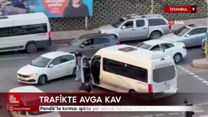 İstanbul Pendik’te kırmızı ışıkta yol verme kavgası kamerada