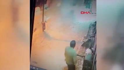 Çatıdan düşen kar kütlesi, park halindeki otomobile zarar verdi