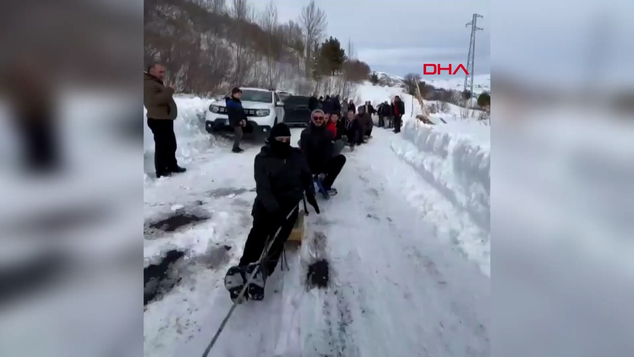 Kar üstünde piknik; mangal yakıp, otomobilin çektiği kızaklarla kaydılar