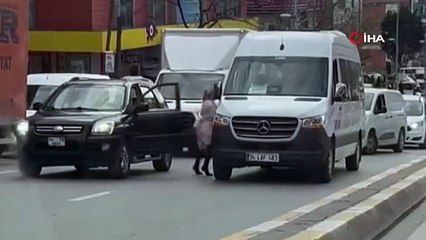 Topuklu ayakkabısıyla aracından inip servistekilere saldırdı