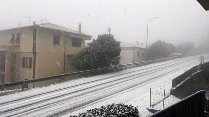 Neve in Toscana, ecco Volterra sotto una fitta nevicata