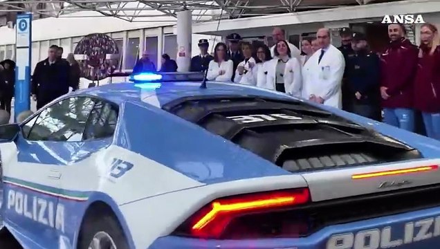 Roma, la Befana della Polizia atterra al Gemelli