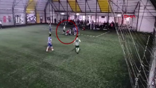 Halı sahada dili boğazına kaçan futbolcuyu maçın hakemi kurtardı
