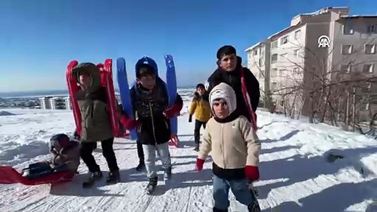 Vanlı çocuklar karlı tepeleri kayak pistine dönüştürdü