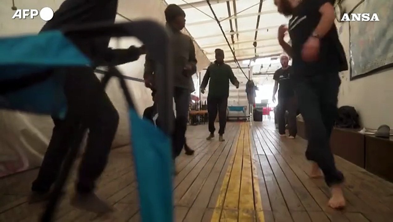 Migranti, le ultime miglia sulla Ocean Viking prima dello sbarco a Savona
