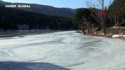 Tatilcilerin ilgi odağı: Gölcük Tabiat Parkı’ndaki göl buz tuttu