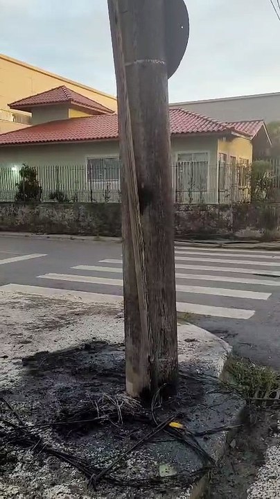 Poste pega fogo e carro acaba destruído pelas chamas; VÍDEO