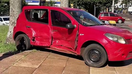 Sandero para em cima da calçada do Teatro Municipal após forte colisão de trânsito no centro de Cascavel