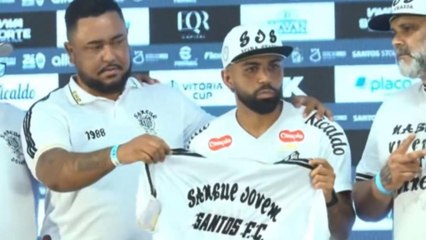 Fan threatens Gabigol during his presentation