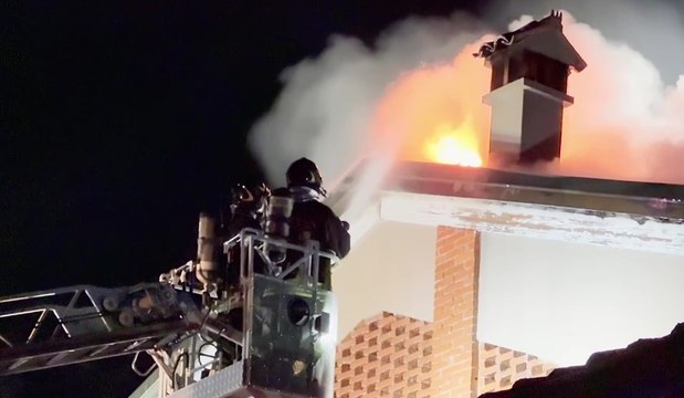 Parma, in fiamme il tetto di un'abitazione (06.01.26)