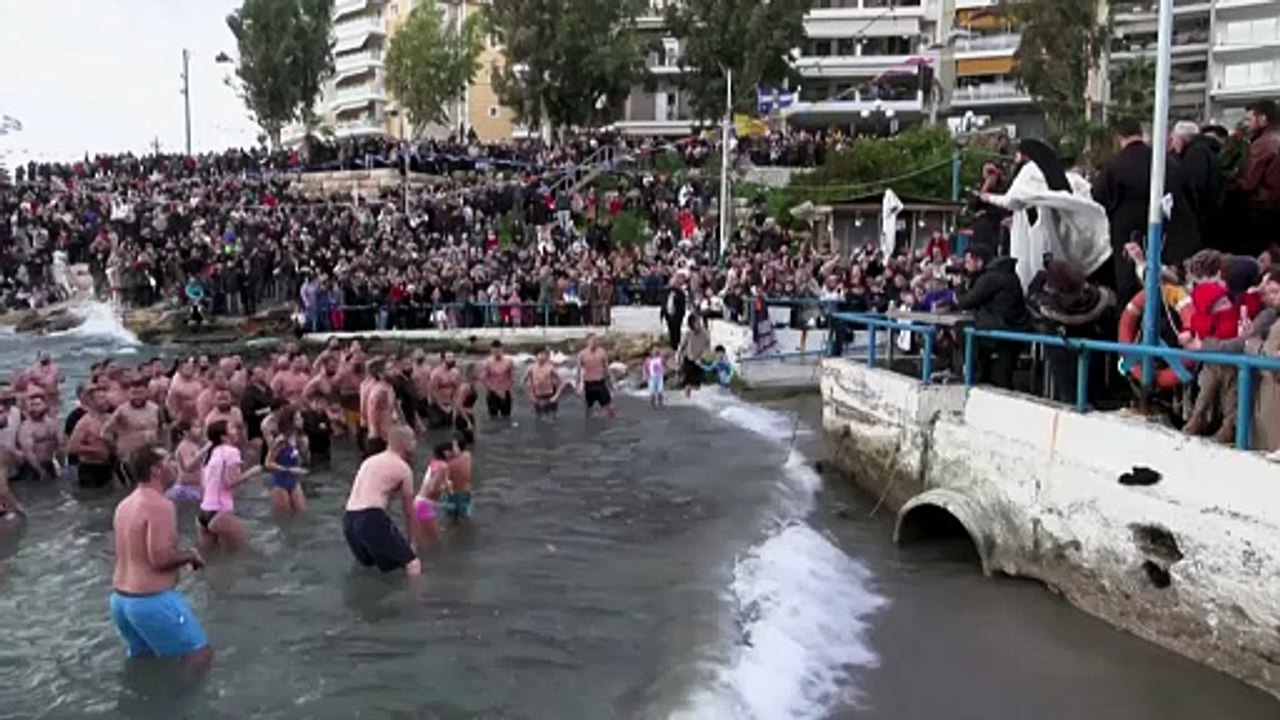 Młodzi mężczyźni w Grecji nurkują po drewniany krzyż w święto Objawienia Pańskiego