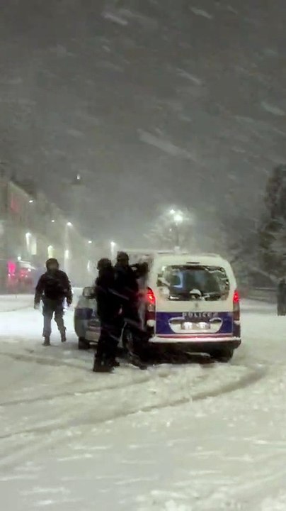 Les policiers de La Rochelle se sont livrés à une bataille de boules de neige avec des passants sur le quai Valin.