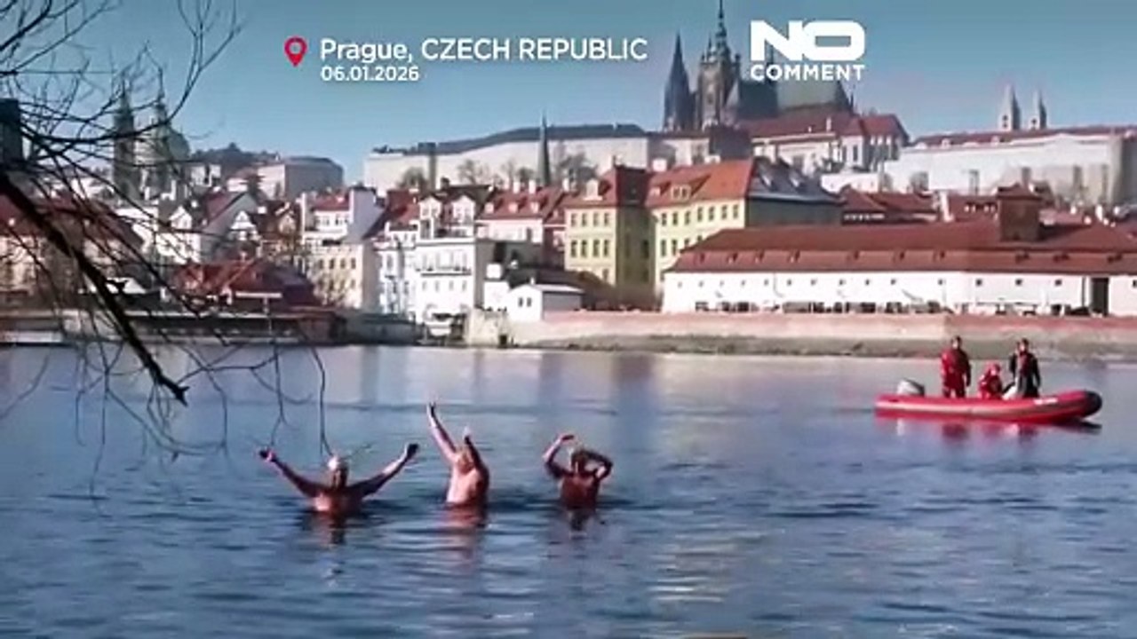 A Praga oltre 40 nuotatori sfidano le acque gelide della Moldava alla Three Kings Swim