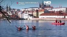 Chéquia: mais de 40 nadadores enfrentam rio Vltava gelado na Natação dos Reis Magos em Praga