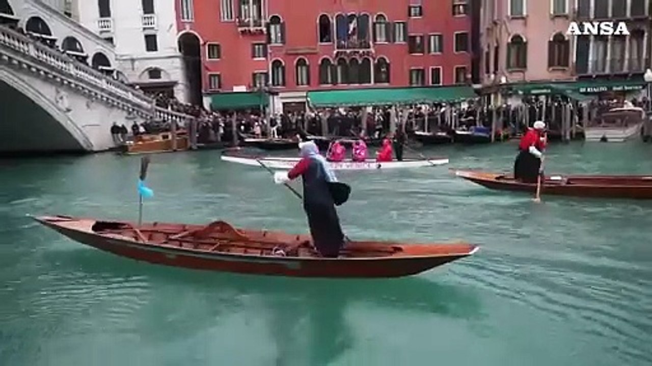 A Venezia la regata delle Befane sfida neve e vento. Una maxi calza appesa sul ponte di Rialto