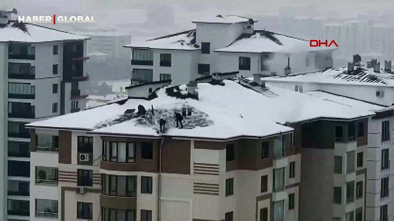 Elazığ’da tehlikeli kar temizliği! Cep telefonu kamerası kaydetti