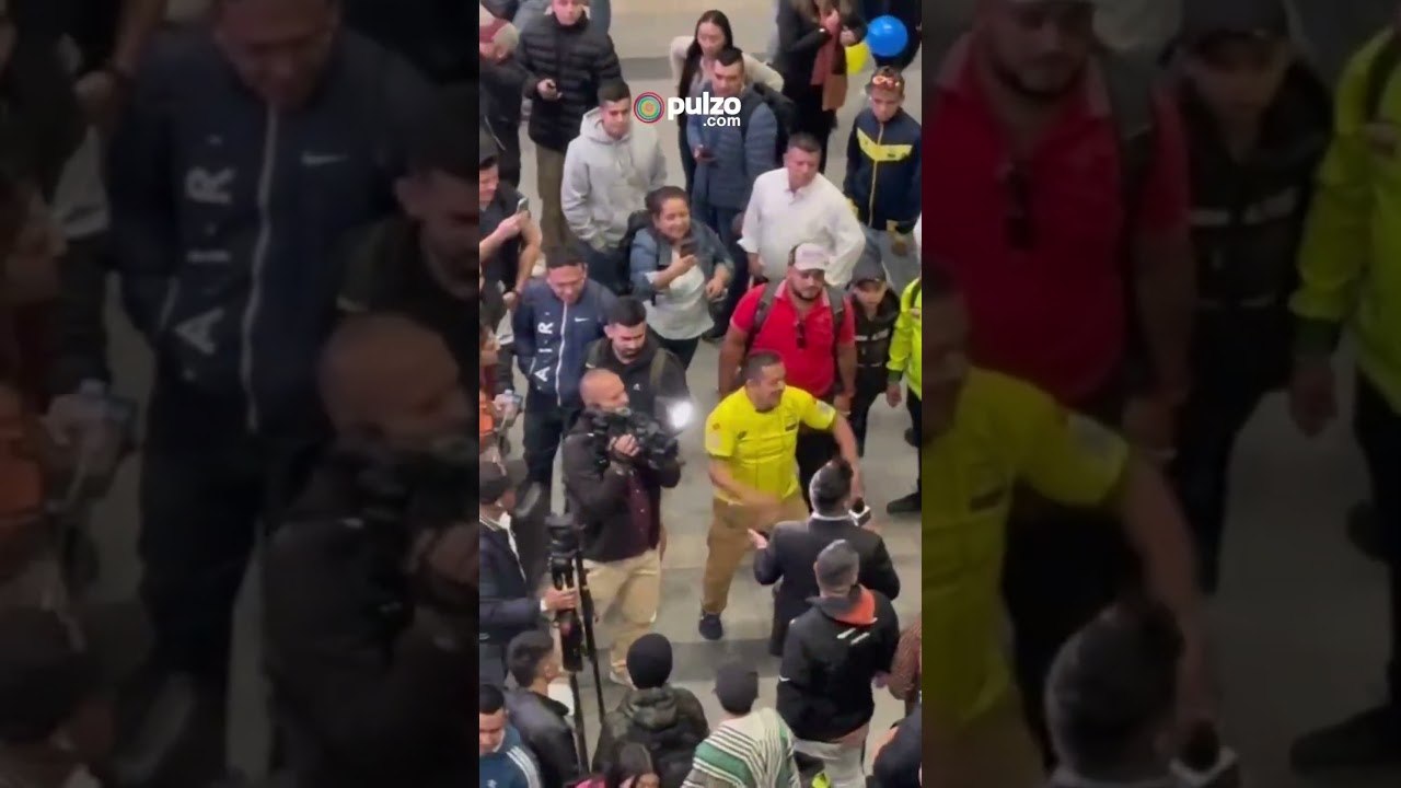 🐆Decenas de hinchas del Bucaramanga esperan con ilusión a su equipo en Aeropuerto El Dorado.