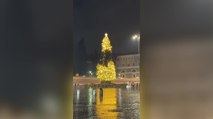 L’albero di Natale di piazza del Popolo spegne le luci «a metà». Cortocircuito causato dalla pioggia?