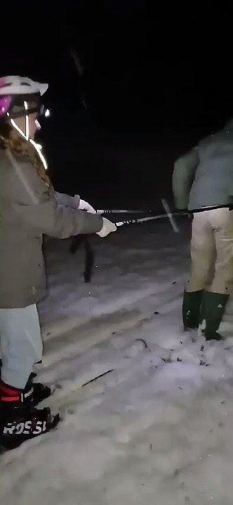 En Sarthe, ces deux enfants et leur père skient en campagne !