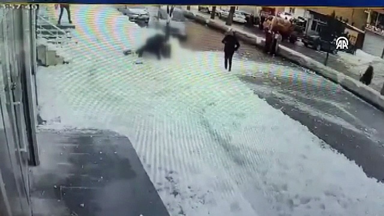 Çatıdan düşen kar ve buz kütlesinin altında kalan kadın öldü