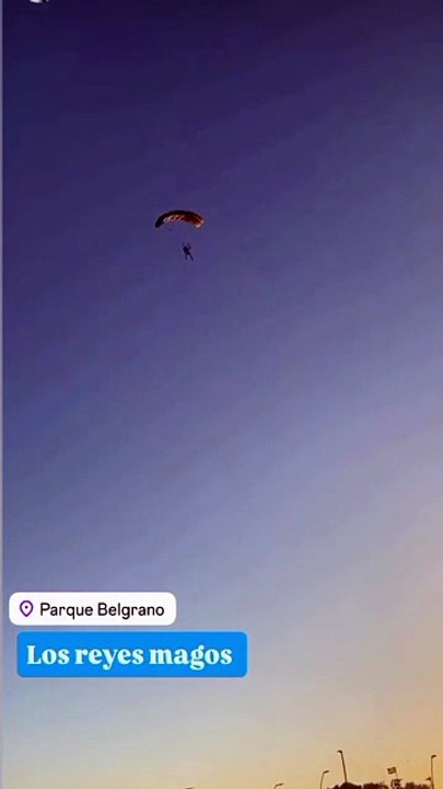 Joven en paracaidas