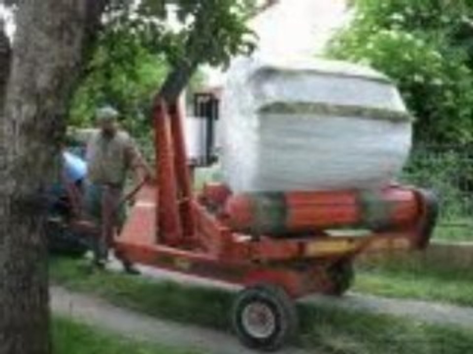 le 24/05/08  enrubannage d'une botte de foin