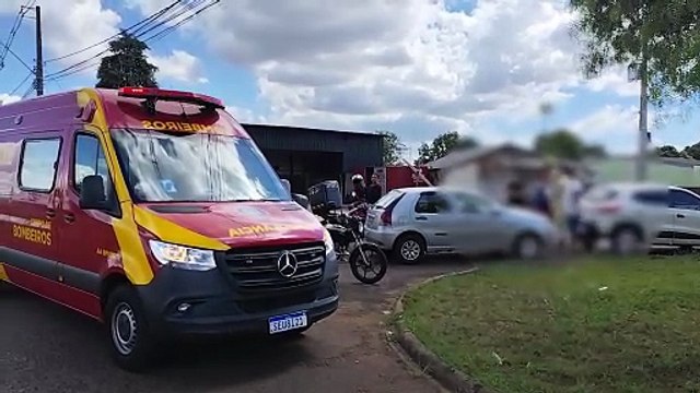 Colisão entre Kwid e moto deixa vítima ferida na Avenida das Pombas