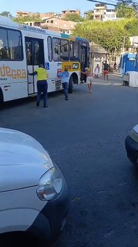 População empurra ônibus quebrado em Salvador