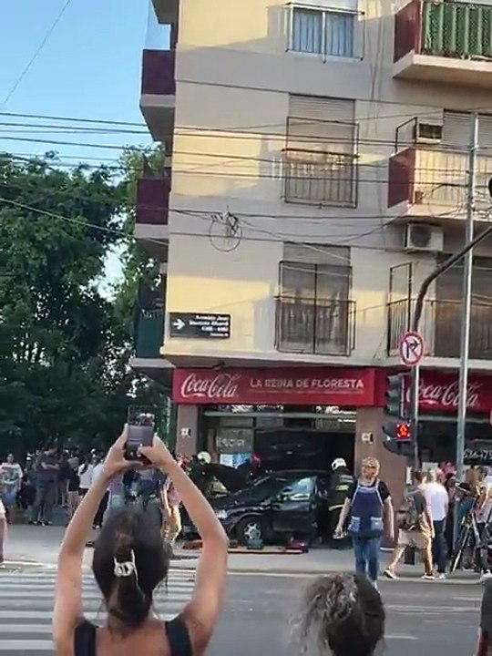Choque en Parque Avellaneda: un auto terminó incrustado en una pizzería
