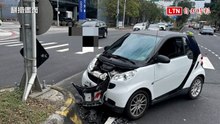 內湖「聰明車」左轉撞賓士 打滑失控衝撞分隔島
