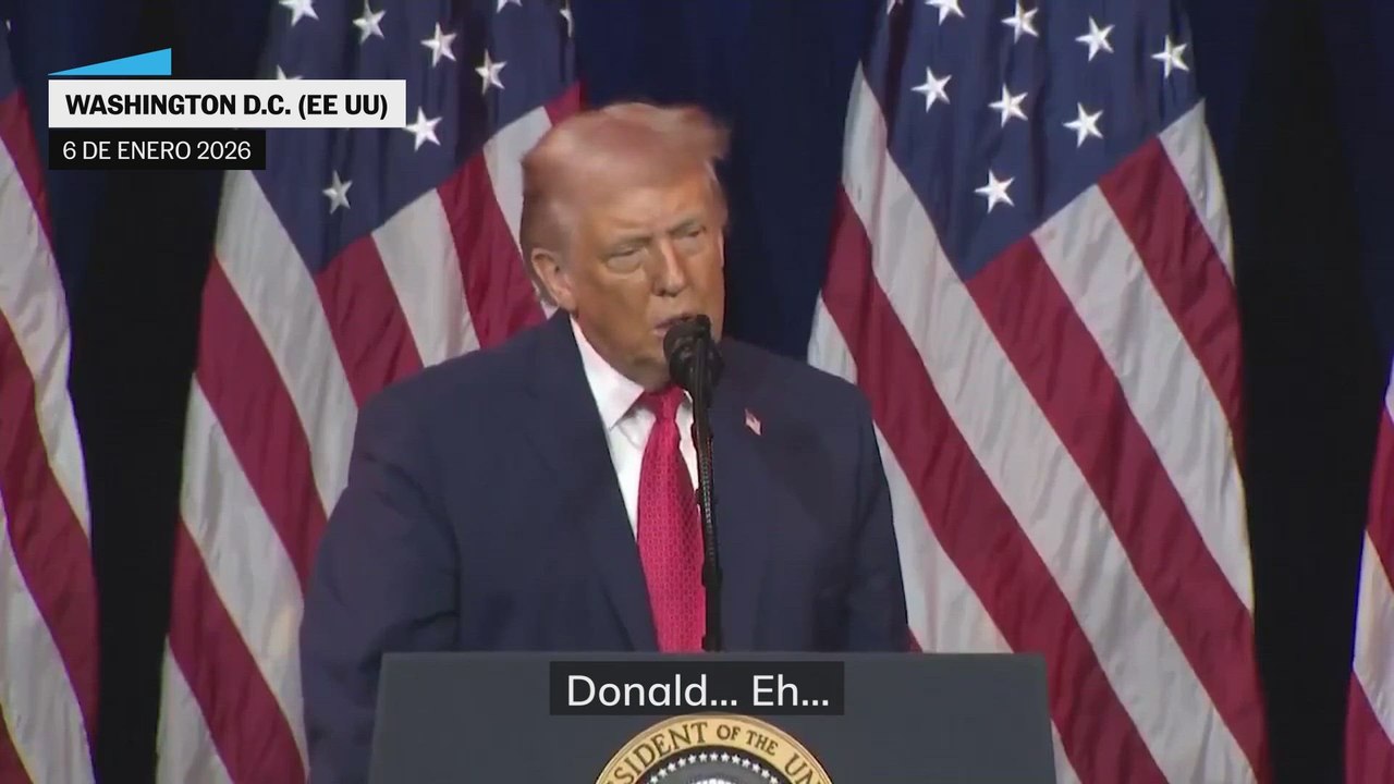 Trump se burla de Macron y de atletas trans en rueda de prensa