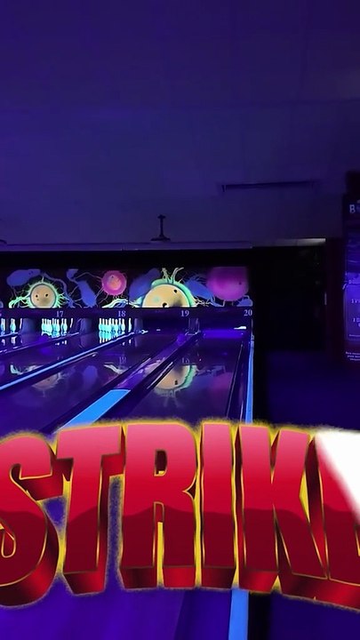 La célébration HILARANTE de Max torse nu après avoir enfin mis un strike 😭😭