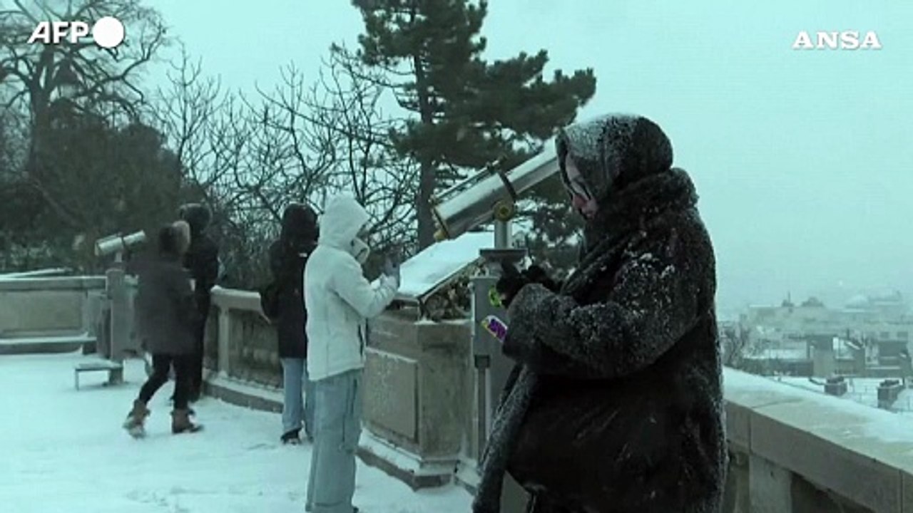 Neve e ghiaccio a Parigi: Montmartre sotto una coltre bianca