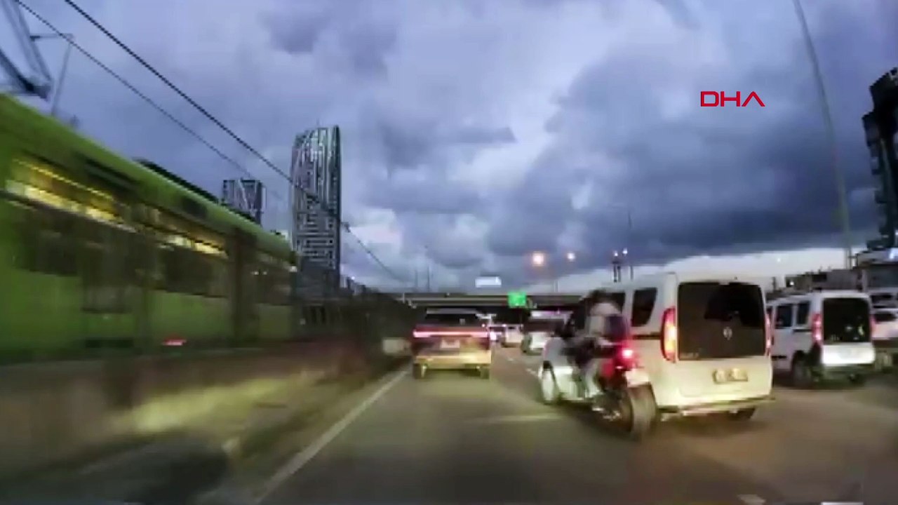 Bursa’da pes dedirten görüntü! Çarptığı kadını bırakıp aracını kontrol etti