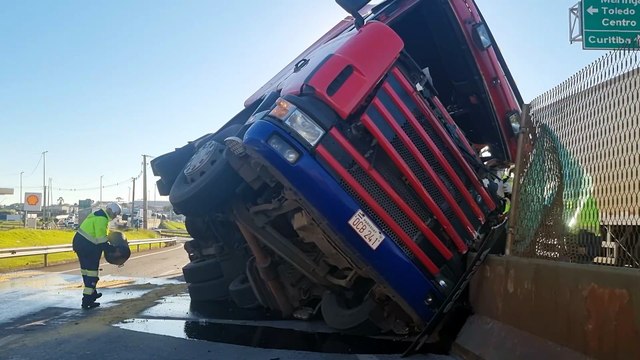 Caminhão com placas paraguaias tomba no Trevo Cataratas em Cascavel