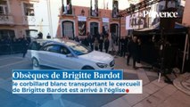 Obsèques de Brigitte Bardot : le corbillard blanc transportant le cercueil de Brigitte Bardot est arrivé à l'église