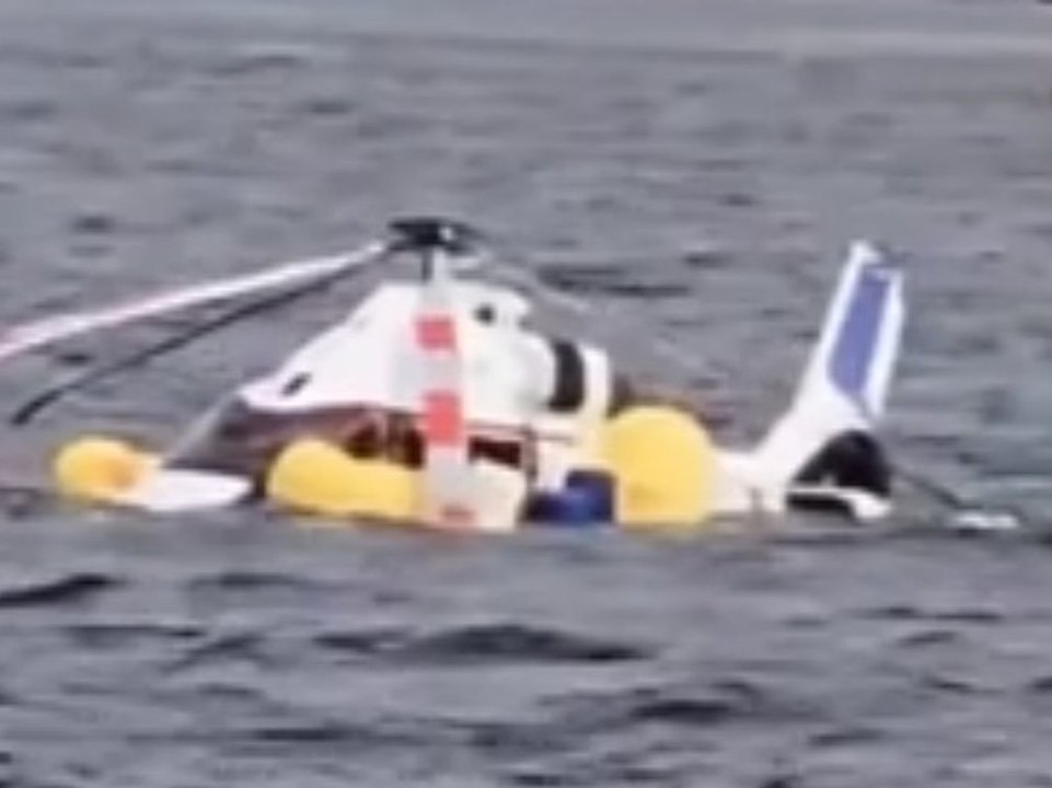 Helikopter muss auf dem Wasser notlanden