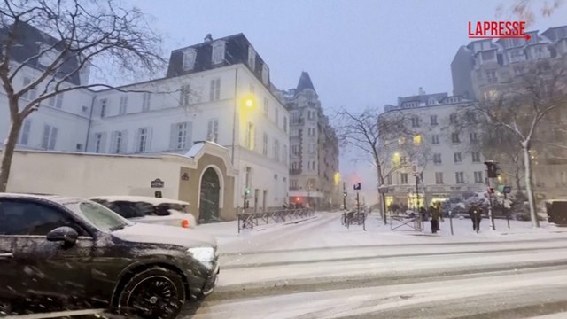 Forte nevicata a Parigi: strade bloccate e voli cancellati