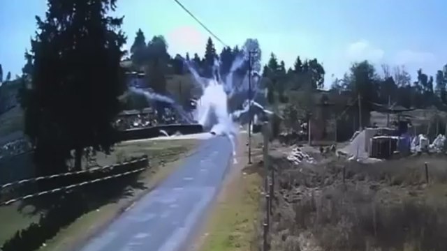 Scena da film in Messico: fuochi d’artificio esplodono su una motocicletta