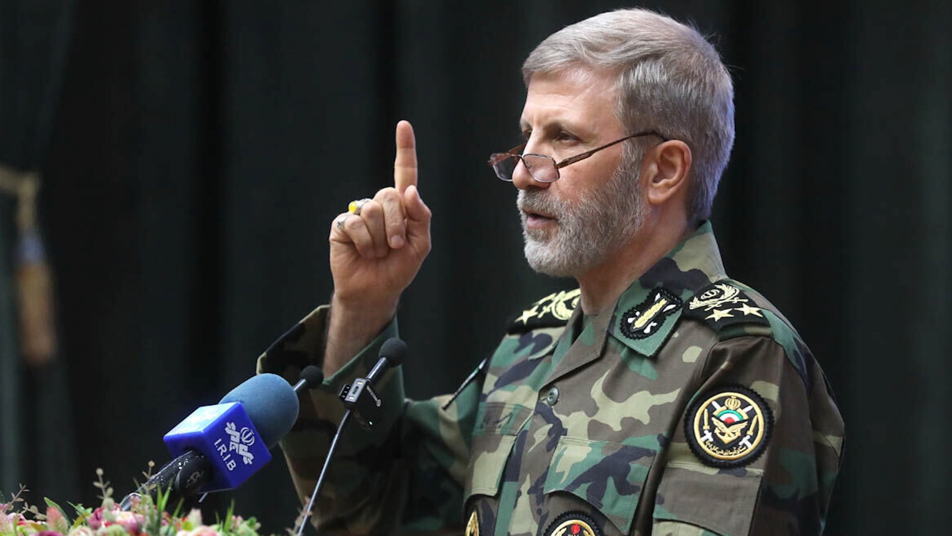 La reciente captura del presidente venezolano Nicol�s Maduro por parte del ej�rcito de Estados Unidos ha provocado una profunda ola de paranoia y debate estrat�gico en Ir�n. Aunque el gobierno de Teher�n ha condenado oficialmente la operaci�n contra su aliado de larga data, en las calles y despachos oficiales crece la incertidumbre sobre si una misi�n similar podr�a tener como objetivo al liderazgo de la Rep�blica Isl�mica, incluyendo al ayatol� Ali Jamenei. Ante este clima de tensi�n, se cree que el l�der supremo, de 86 a�os, se ha escondido para proteger su integridad.