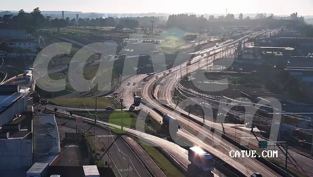 Câmera da CATVE flagra tombamento de caminhão no Trevo Cataratas