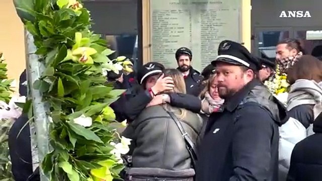 Capotreno ucciso a Bologna, in tanti in divisa al presidio in stazione